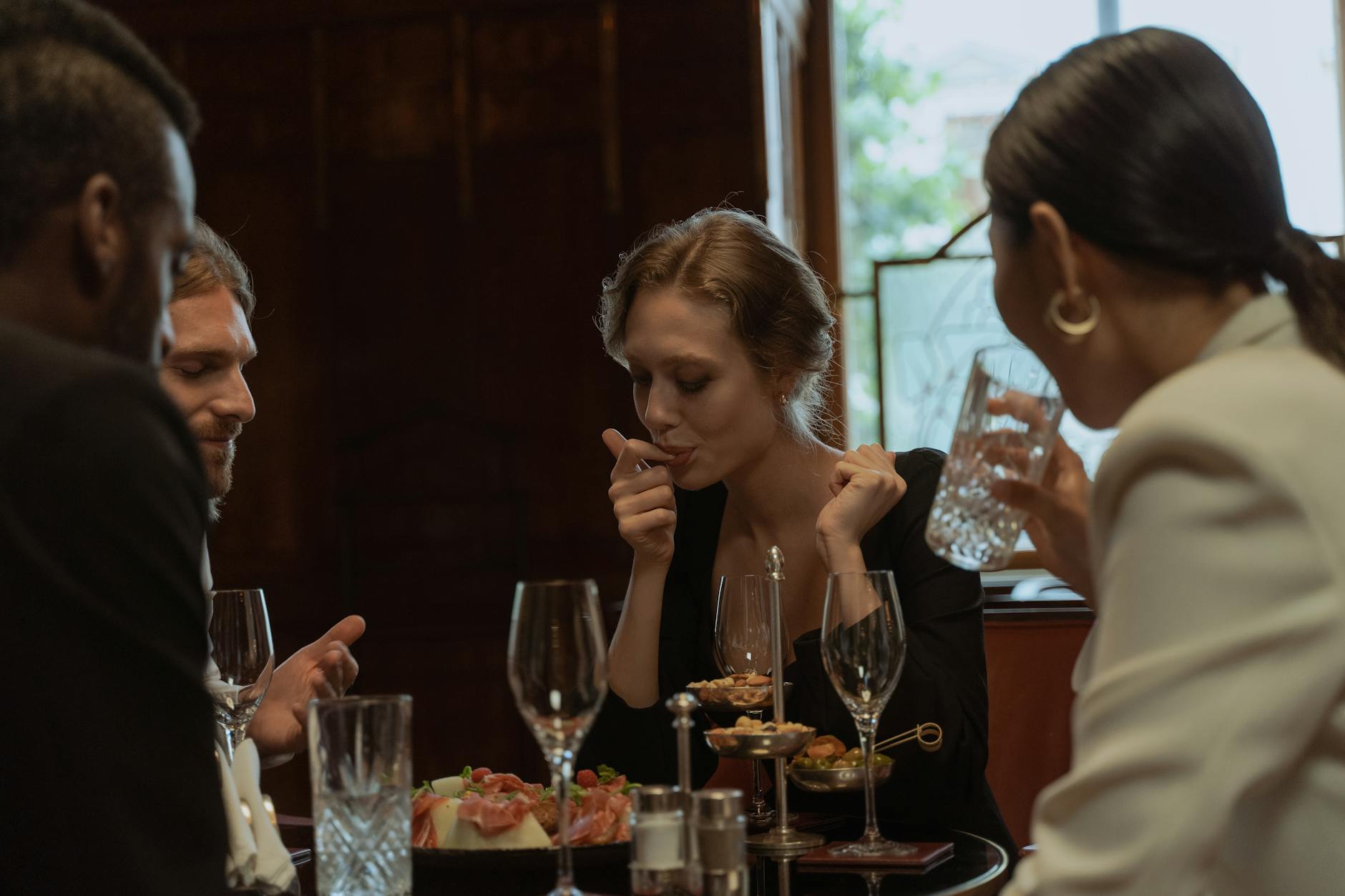 Group Hangouts vs 1-on-1 Dates: Which Works Better When Meeting Someone New